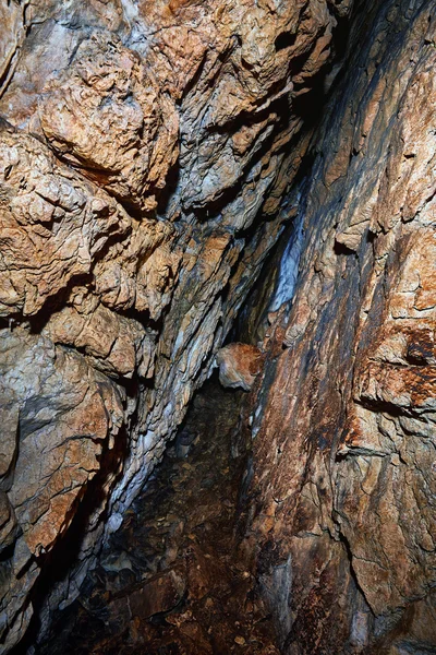 Güzel speleothems olan eski mağara — Stok fotoğraf