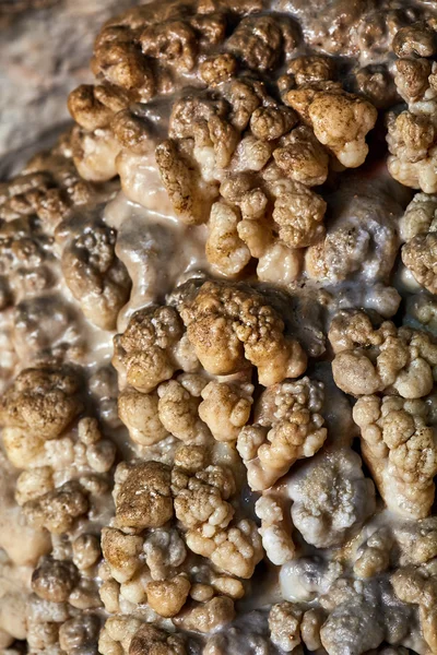 Coralloid formationer på väggarna i en grotta — Stockfoto