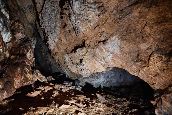 Vecchia grotta con bellissimi speleotemi — Foto Stock