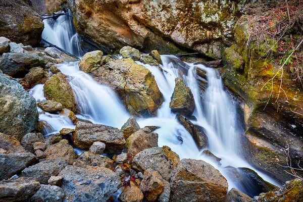Krásný vodopád v horách — Stock fotografie