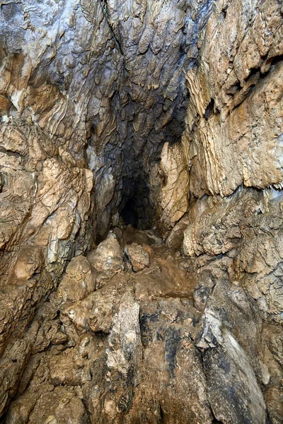 Vieille grotte avec de beaux spéléothèmes Photo De Stock
