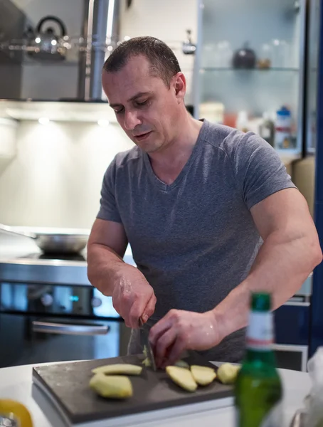 Hombre cocinando en casa —  Fotos de Stock