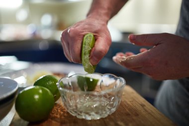 bir kapta limon sıkarak Şef