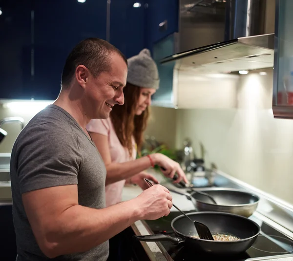 Pareja cocinando en casa —  Fotos de Stock