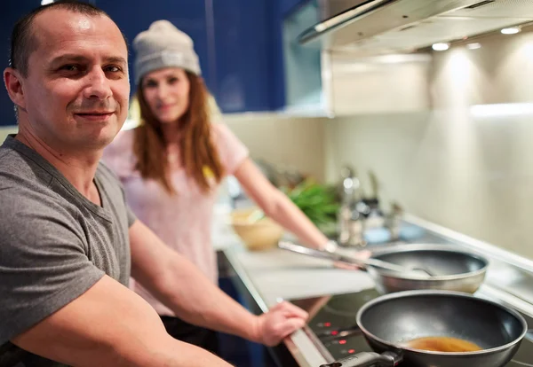 Cuisine en couple à la maison — Photo