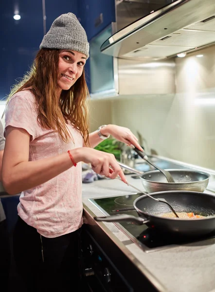 Vrouw kookt thuis — Stockfoto