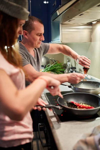 Casal cozinhar em casa — Fotografia de Stock