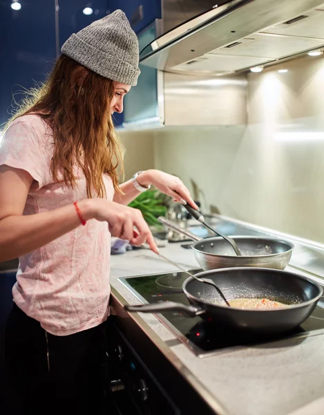 Mulher cozinhar em casa — Fotografia de Stock