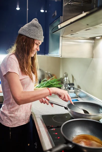 Femme cuisine à la maison — Photo