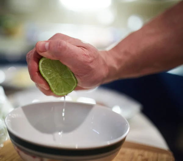 Chef espremendo limão — Fotografia de Stock