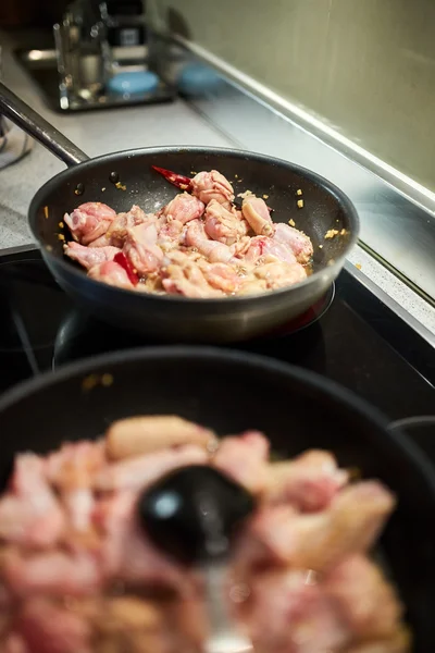 Alitas de pollo en woks — Foto de Stock