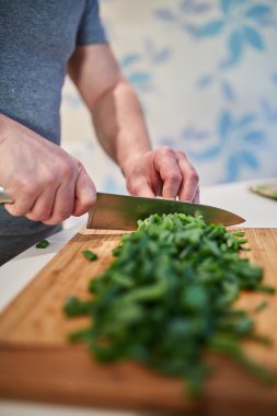 adam taze soğan doğrama