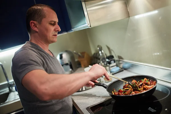 Hombre cocinando en casa solo —  Fotos de Stock