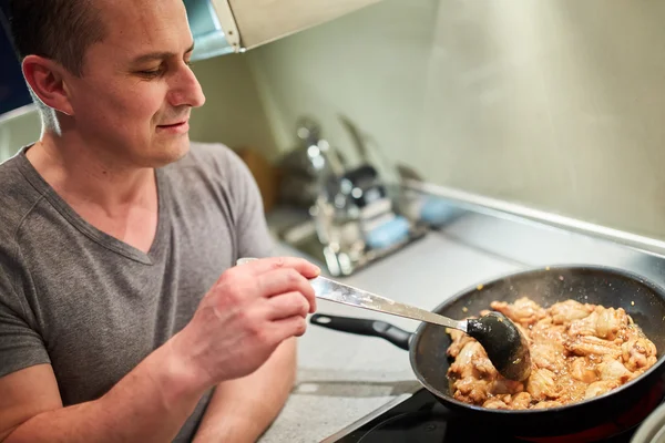 Homem cozinhar em casa sozinho — Fotografia de Stock