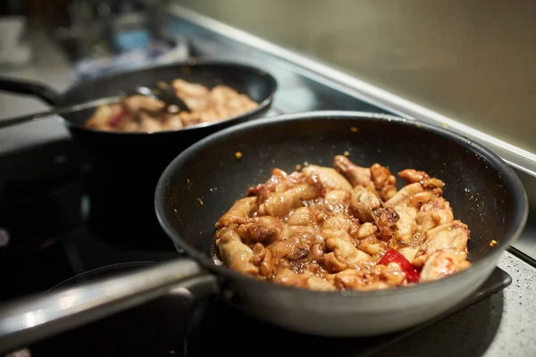 Ali di pollo in woks — Foto Stock