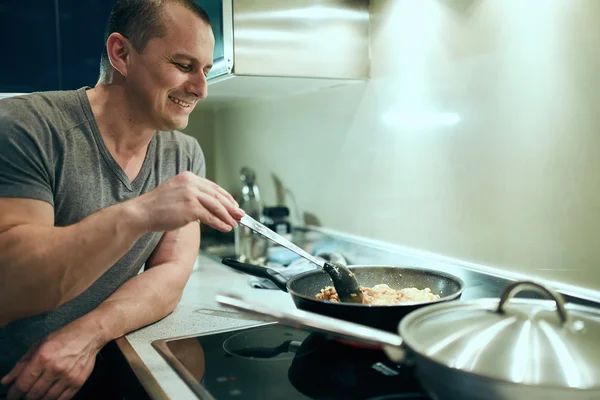 Man cooking  a thai recipe — Stock Photo, Image