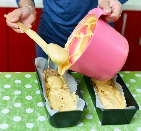 Huisvrouw een zoet gebak maken — Stockfoto