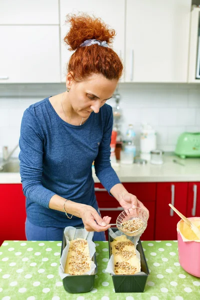 Tatlı bir pasta yapma ev kadını — Stok fotoğraf