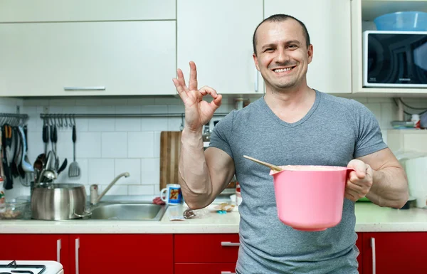 Homem cozinhando em casa — Fotografia de Stock