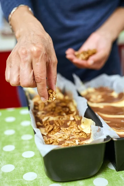 Hemmafru att göra en söt bakelse — Stockfoto