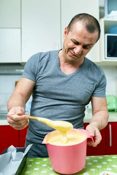 Cook having spoiled a dessert recipe — Stock Photo, Image