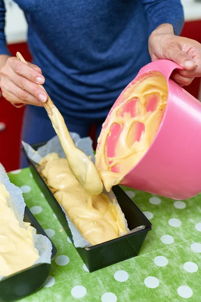 Hemmafru att göra en söt bakelse — Stockfoto