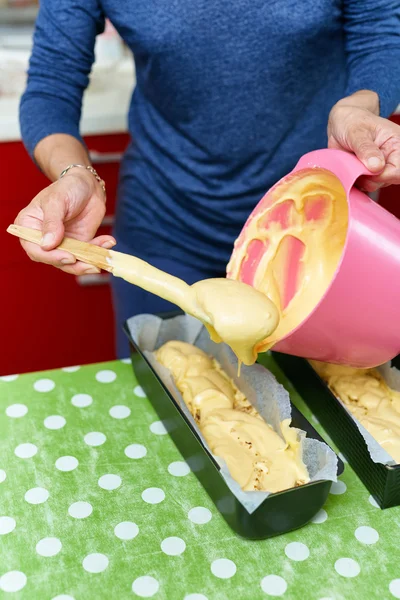 Dona de casa fazendo uma pastelaria doce — Fotografia de Stock