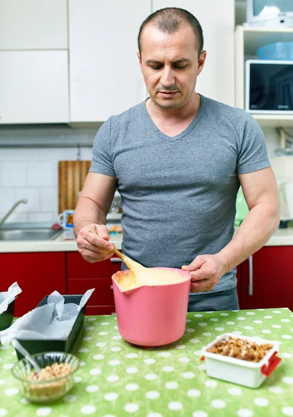 Uomo cucina a casa — Foto Stock