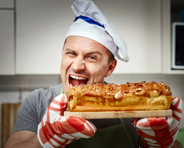 Cozinhe segurando bolo com nozes — Fotografia de Stock