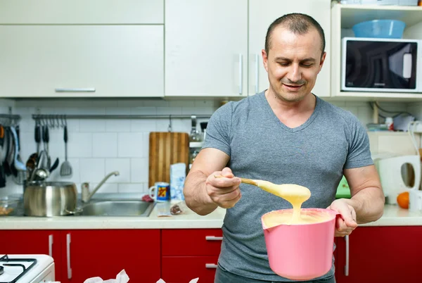 Man cooking at home — Stock Photo, Image