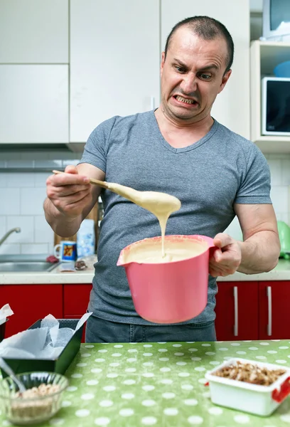 Cuire avec gâté un dessert — Photo