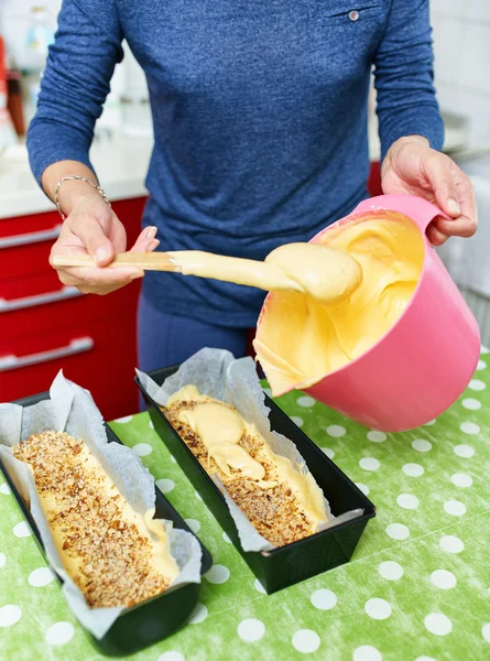 Huisvrouw een zoet gebak maken — Stockfoto