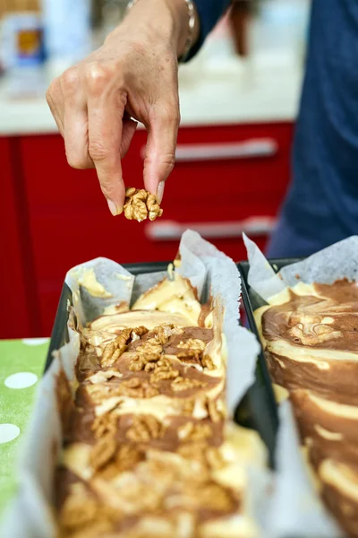 Tatlı bir pasta yapma ev kadını — Stok fotoğraf