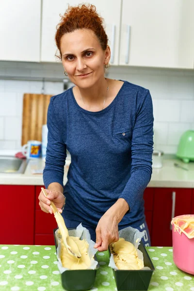 Tatlı bir pasta yapma ev kadını — Stok fotoğraf