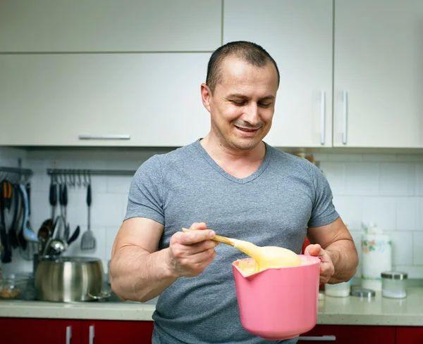 Adam evde yemek yapıyor. — Stok fotoğraf