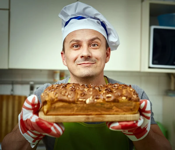 Кухар тримає торт з волоськими горіхами — стокове фото