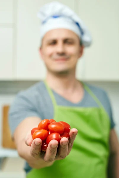 Koch hält Kirschtomaten — Stockfoto