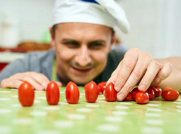 Chef organizzare pomodorini ciliegia — Foto Stock