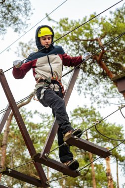 Genç çocuk bir macera Parkı