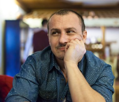 Restoran bekleyen bir adam