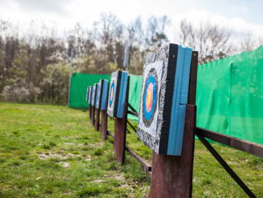 Nda bir okçuluk aralığı çekim hedefleri hizalı