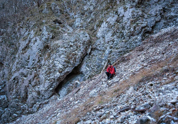 Hiker on a very steep scree trail — Stock Photo, Image