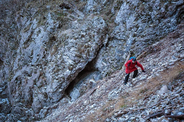 Wandelaar op een zeer steile scree-parcours — Stockfoto