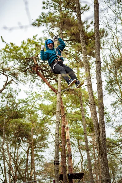 Homme traversant dans un parc d'aventure — Photo