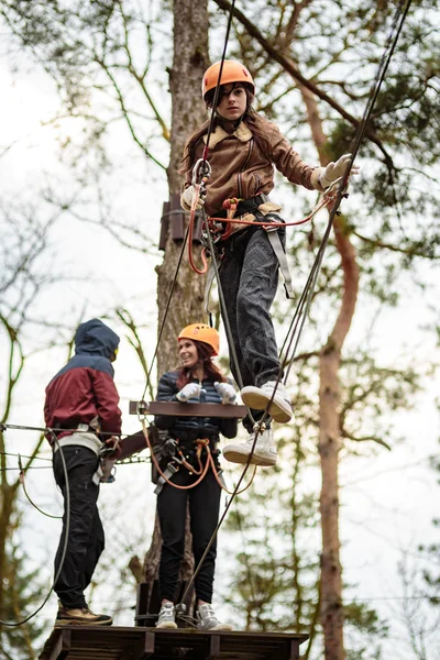 Famille dans un parc d'aventure — Photo