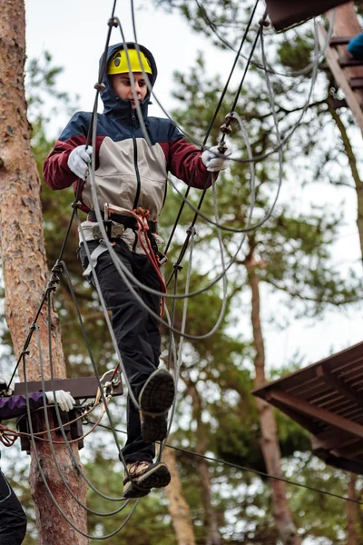 Adolescent dans un parc d'aventure — Photo