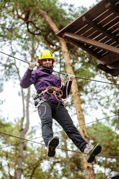 Femme dans un parc d'aventure — Photo