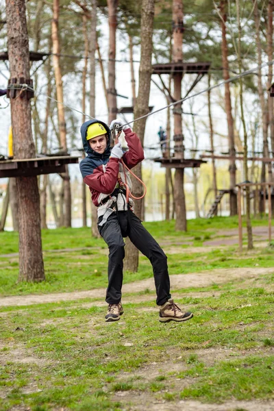 Adolescent dans un parc d'aventure — Photo