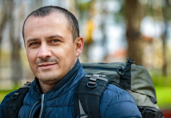 Wanderer im Freien mit Rucksack — Stockfoto