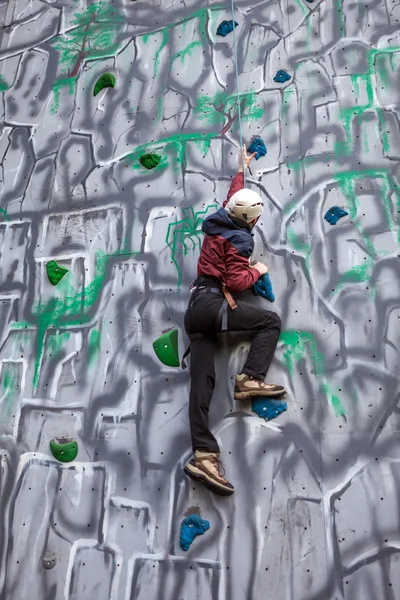 Boy climbing up a wall — Stock Photo, Image